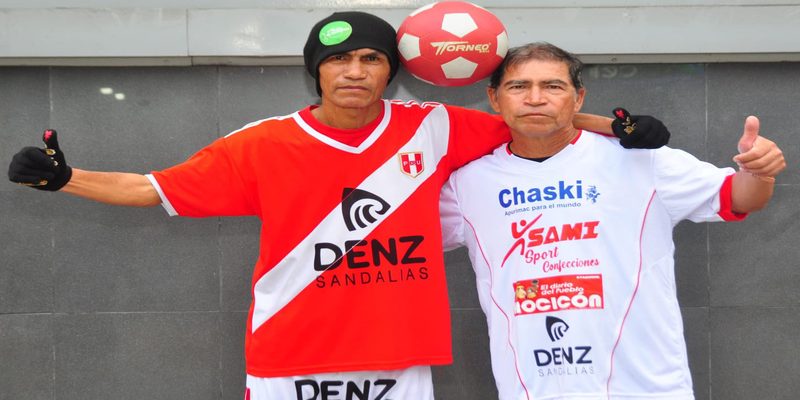 Hermanos Patadita desafían la gravedad y logran histórico reto de 610 toques de cabeza sobre sillas