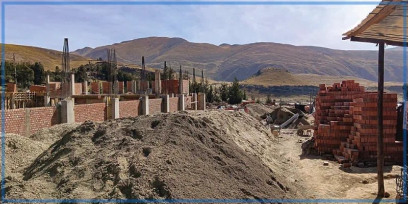 Alertan falta de seguridad e inadecuado almacenamiento de materiales de obra cultural y deportiva en Challhuahuacho
