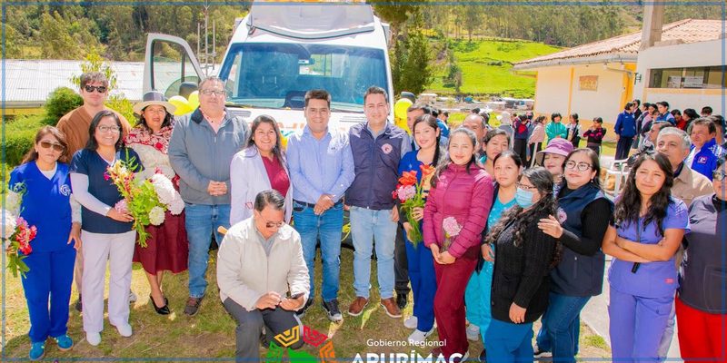 Gobernador regional entrega moderna ambulancia equipada a Huancarama