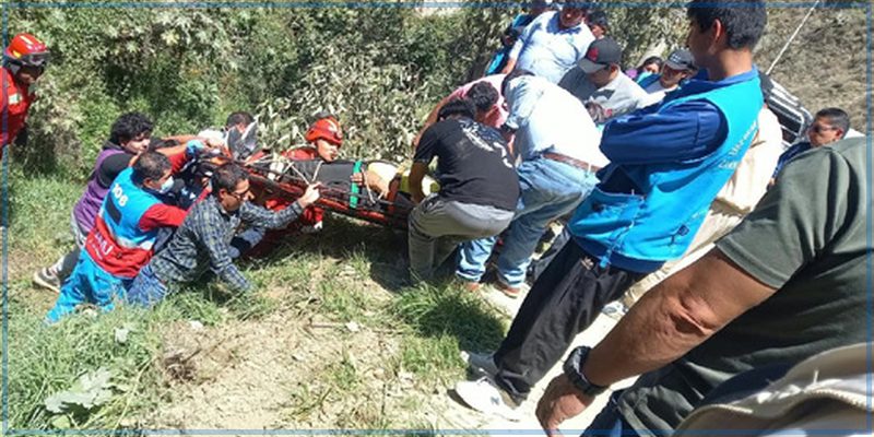 Conductor quedó atrapado con lesiones tras volcadura de auto en Marcahuasi