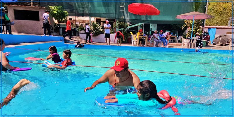 olicía Comunitaria promueve la natación y los valores entre niños y adolescentes