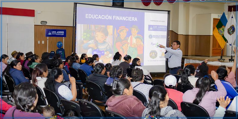 Gobierno regional fortalece capacidades empresariales de comerciantes y productores del mercado Micaela Bsstidas