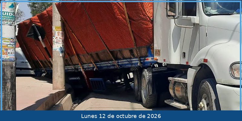 Tráiler quedó recostado en la peligrosa curva del Arco de Maucacalle